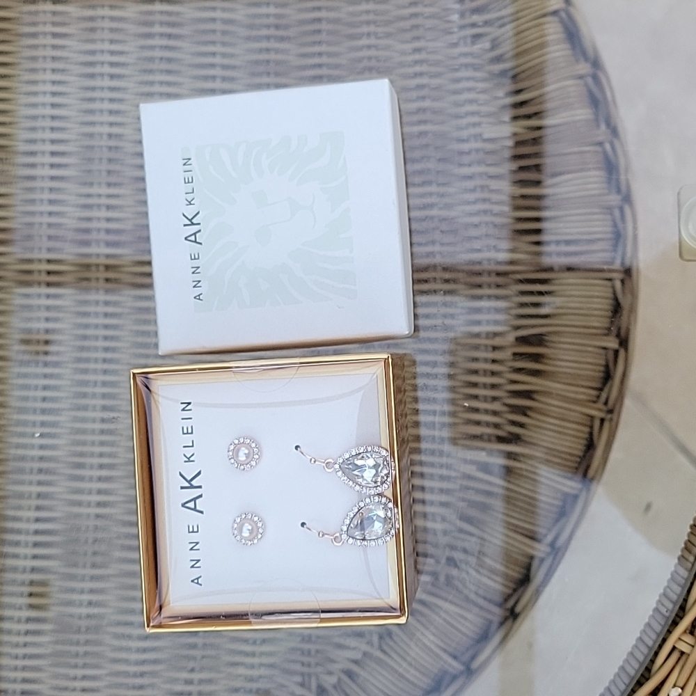 Anne Klein 2 earrings set with box